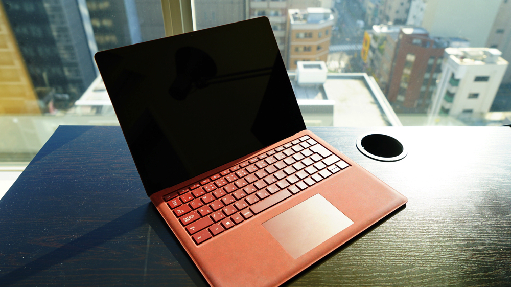 Surface Laptop バーガンディを実機レビュー｜高級感のある本命 
